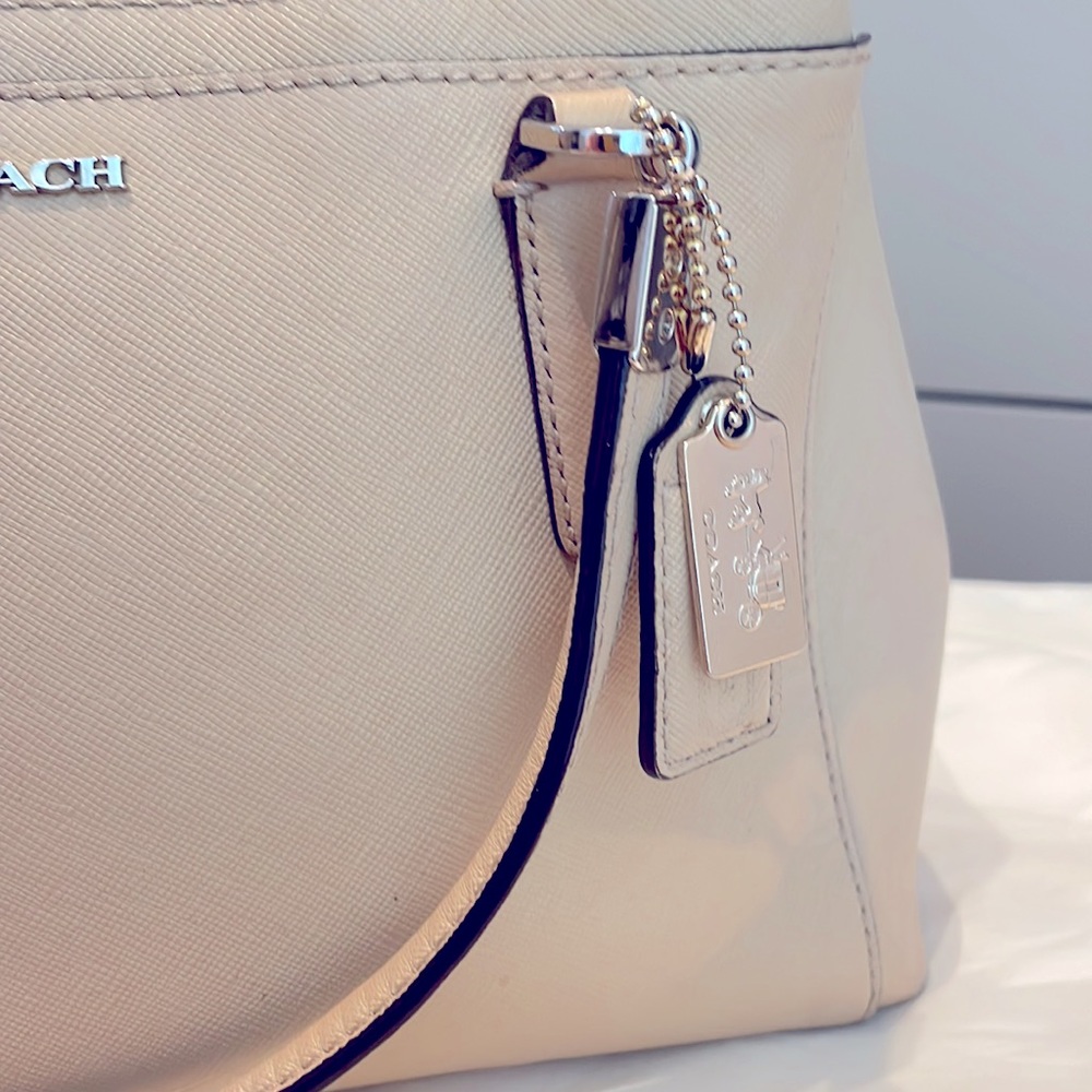 Coach handbag, great condition, comes with dust bag